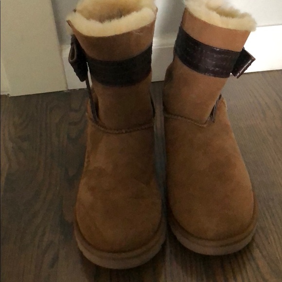 Ugg with Bow - Picture 2 of 5